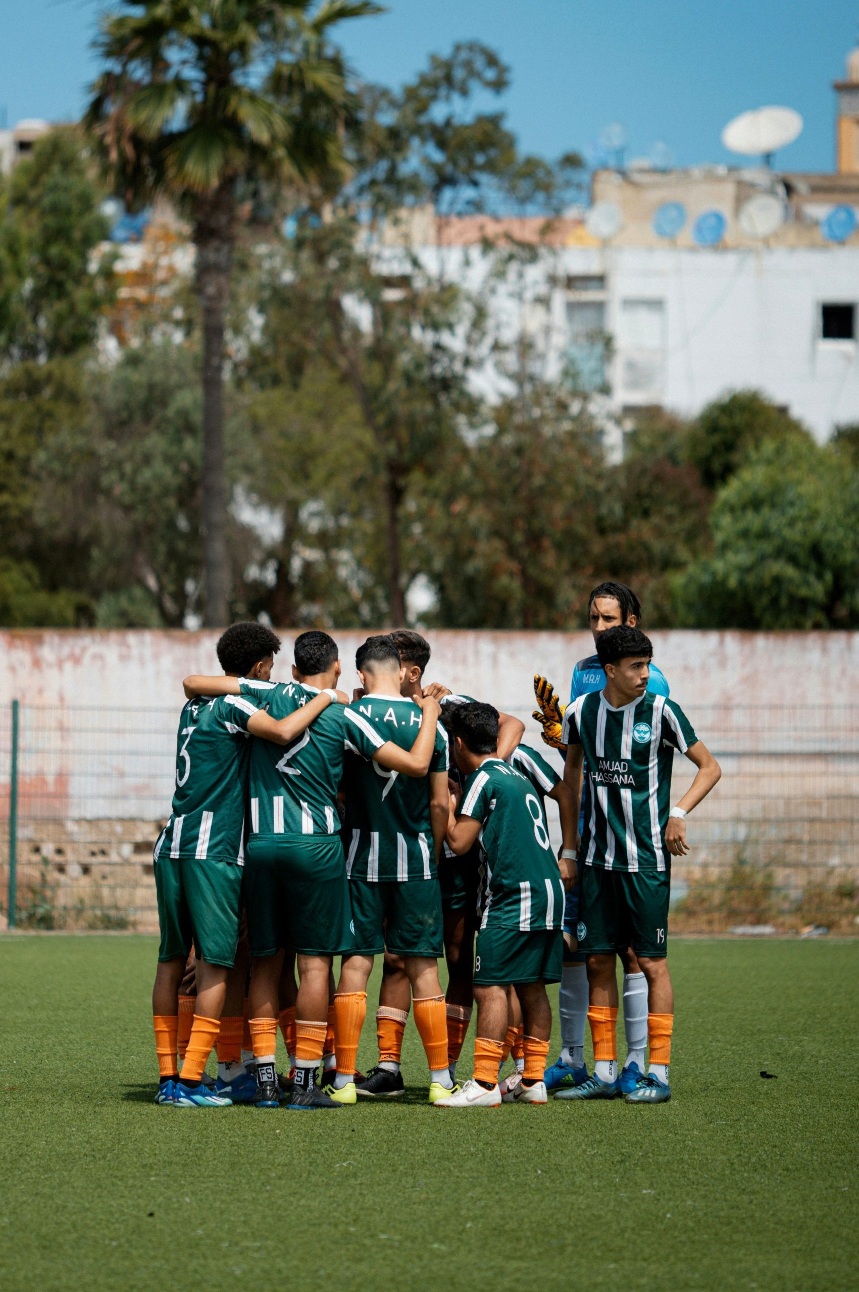 Equipe de futebol reunida antes do jogo