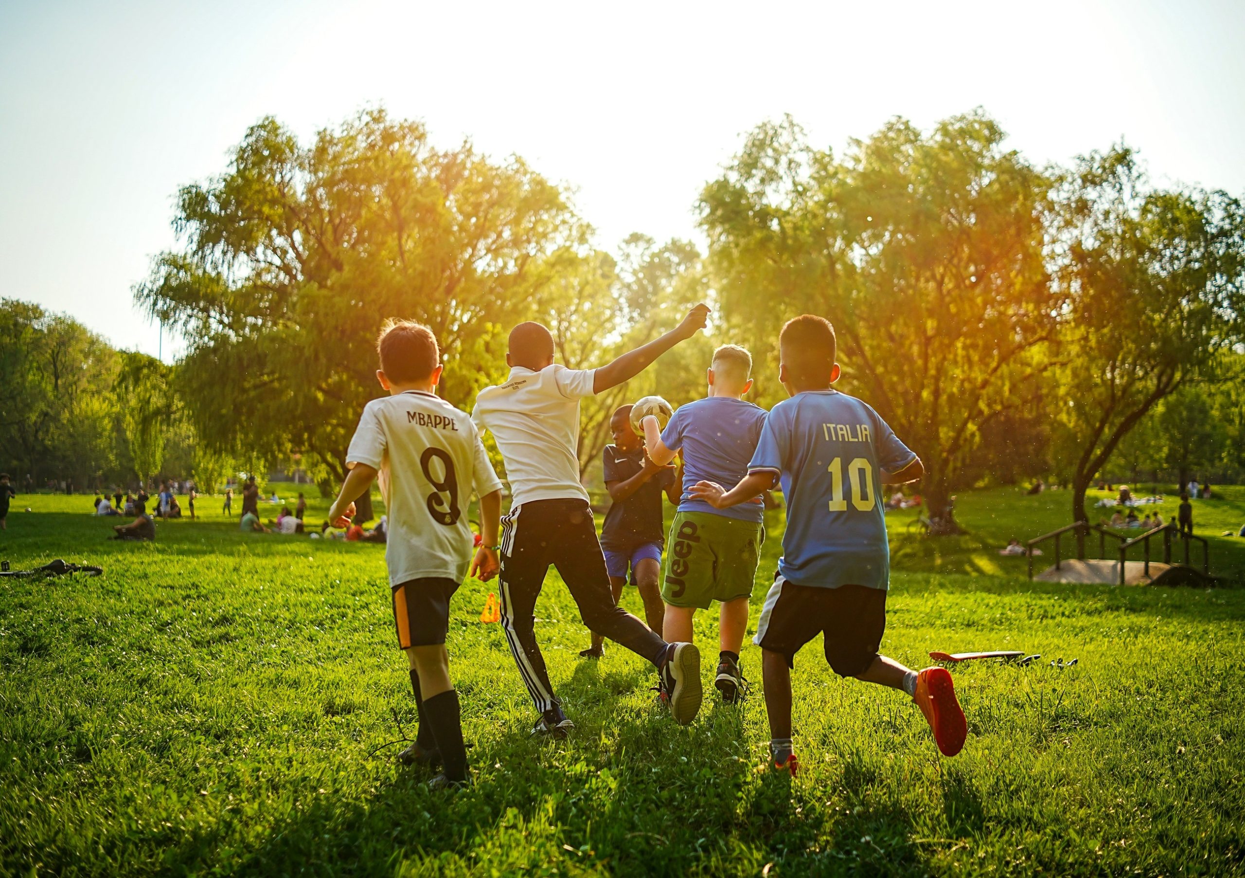 Criancas jogando futebol em um parque